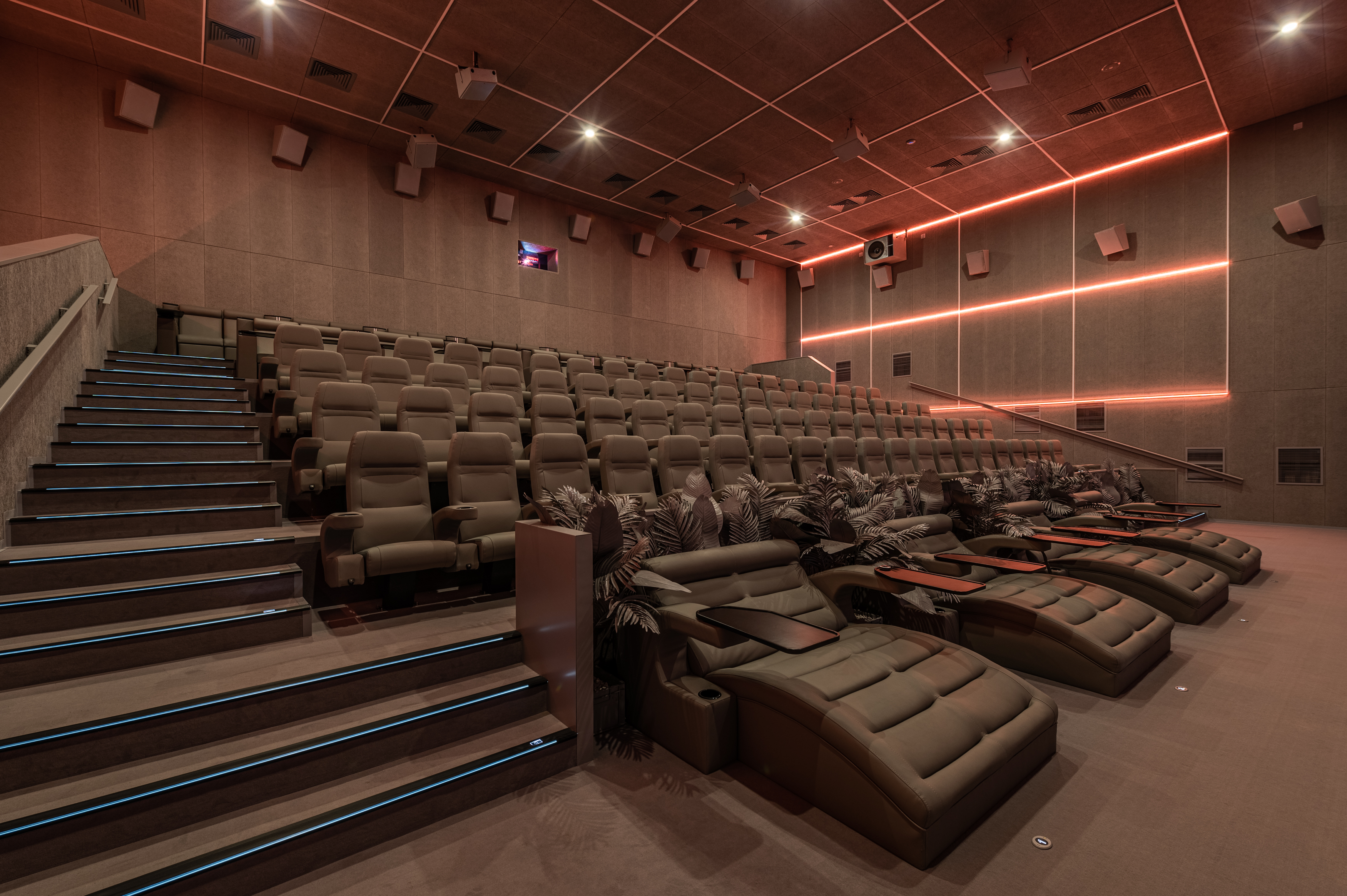Кинотеатры петербурга с диванами